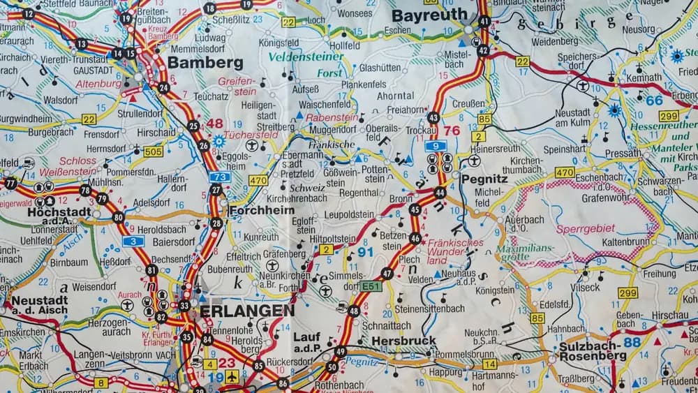 Mobil Google Haritalar uygulamasında işletme arama ve yön tarifi ekranı
