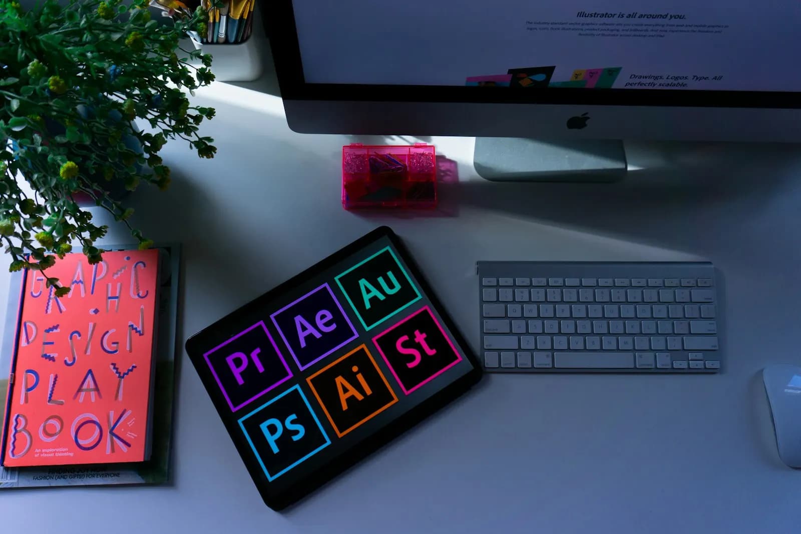 Kurumsal kimlik tasarımı stüdyosu, logo eskizleri ve renk paleti çalışması